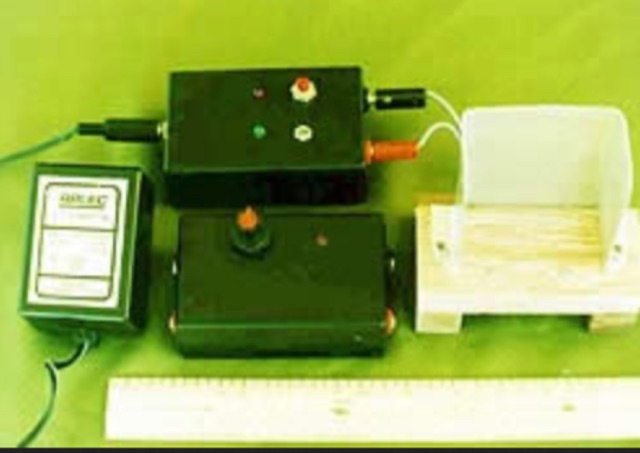 Battery Charger for Hand Held Radio Battery Packs Picture